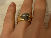 Personalizovaný prsten Couples Eternal Fingerprint Set s gravírovaným otiskem, nošený na prstu.