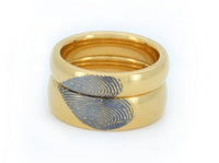 Personalizovaný prsten Couples Eternal Fingerprint Set s gravírovaným otiskem na světlém pozadí.