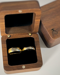Produktová fotografie personalizovaného prstenu Couples Eternal Fingerprint Set s gravírovaným otiskem.
