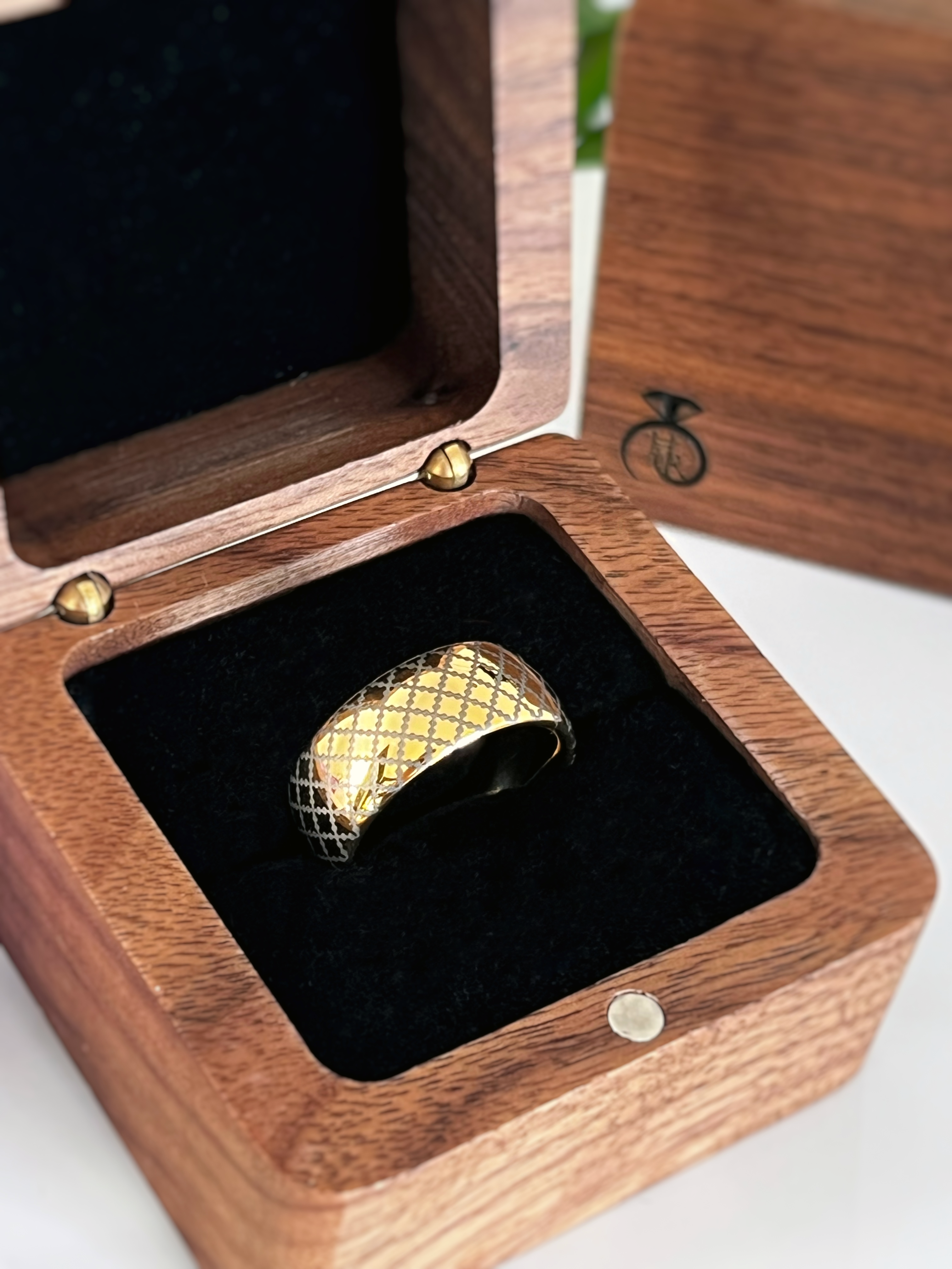 elegant yellow gold wedding band with unique quilted engraving, chic wedding ring, anniversary engagement gift for special occasions for him and her in elegant wooden box