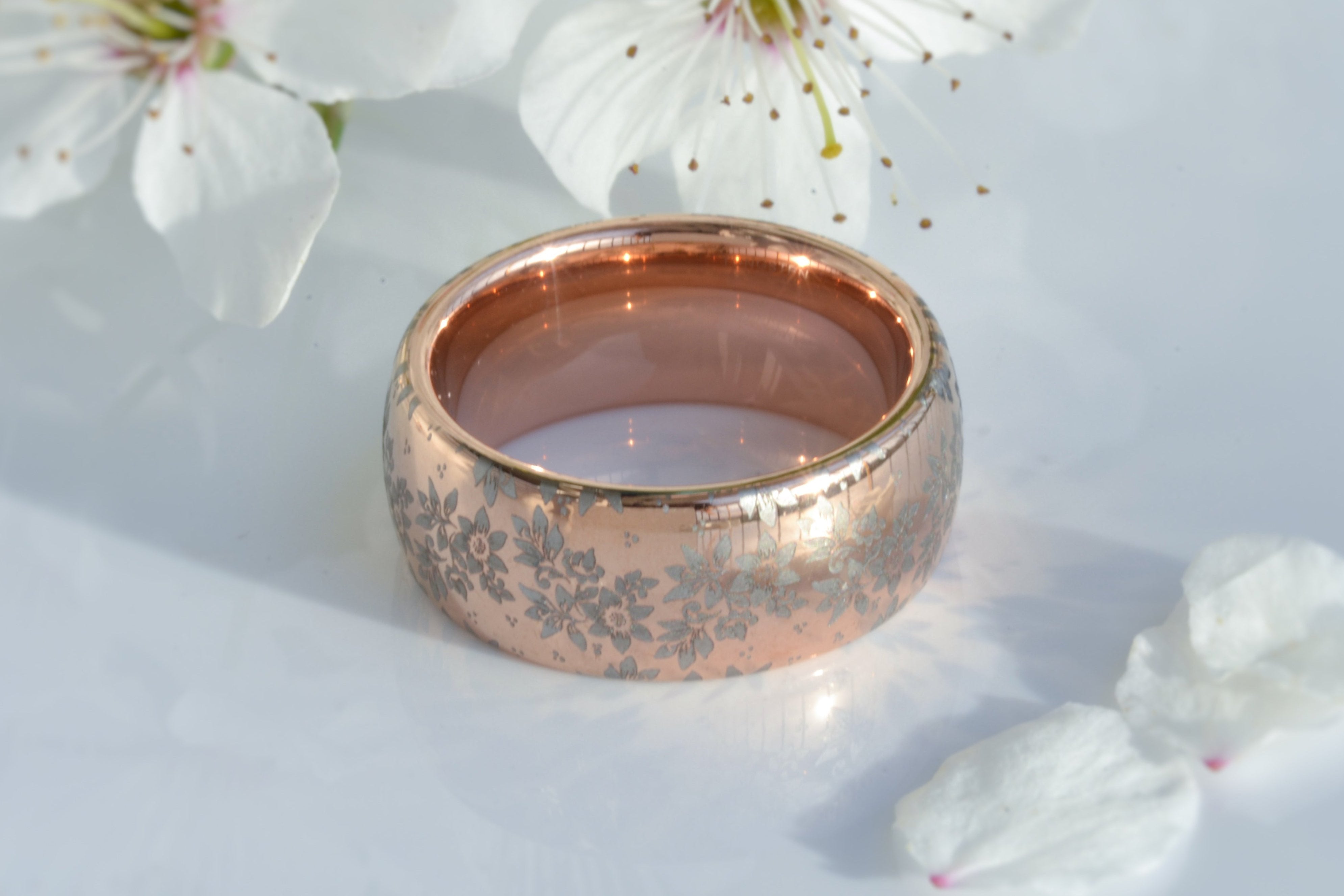 Elegant rose gold tungsten ring with unique nature inspired floral engraving, plant pattern. Luxury anniversary wedding band for special occasion or engagement. Luxury promise ring for friend, girlfriend, mother, mom or granny. Ideal original personalized present for her and him.