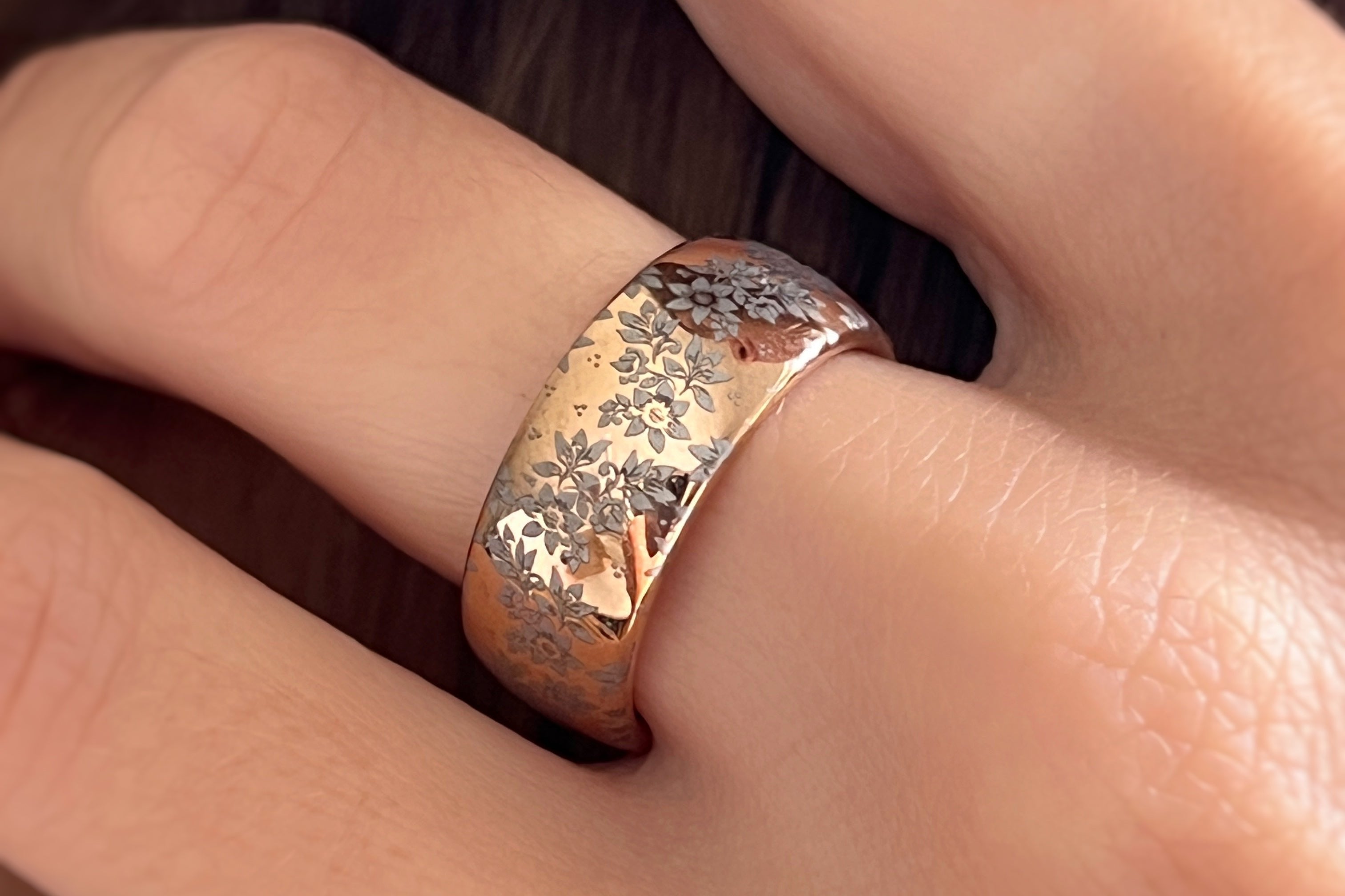 Elegant rose gold tungsten ring with unique nature inspired floral engraving, plant pattern. Luxury anniversary wedding band for special occasion or engagement. Luxury promise ring for friend, girlfriend, mother, mom or granny. Ideal original personalized present for her and him.