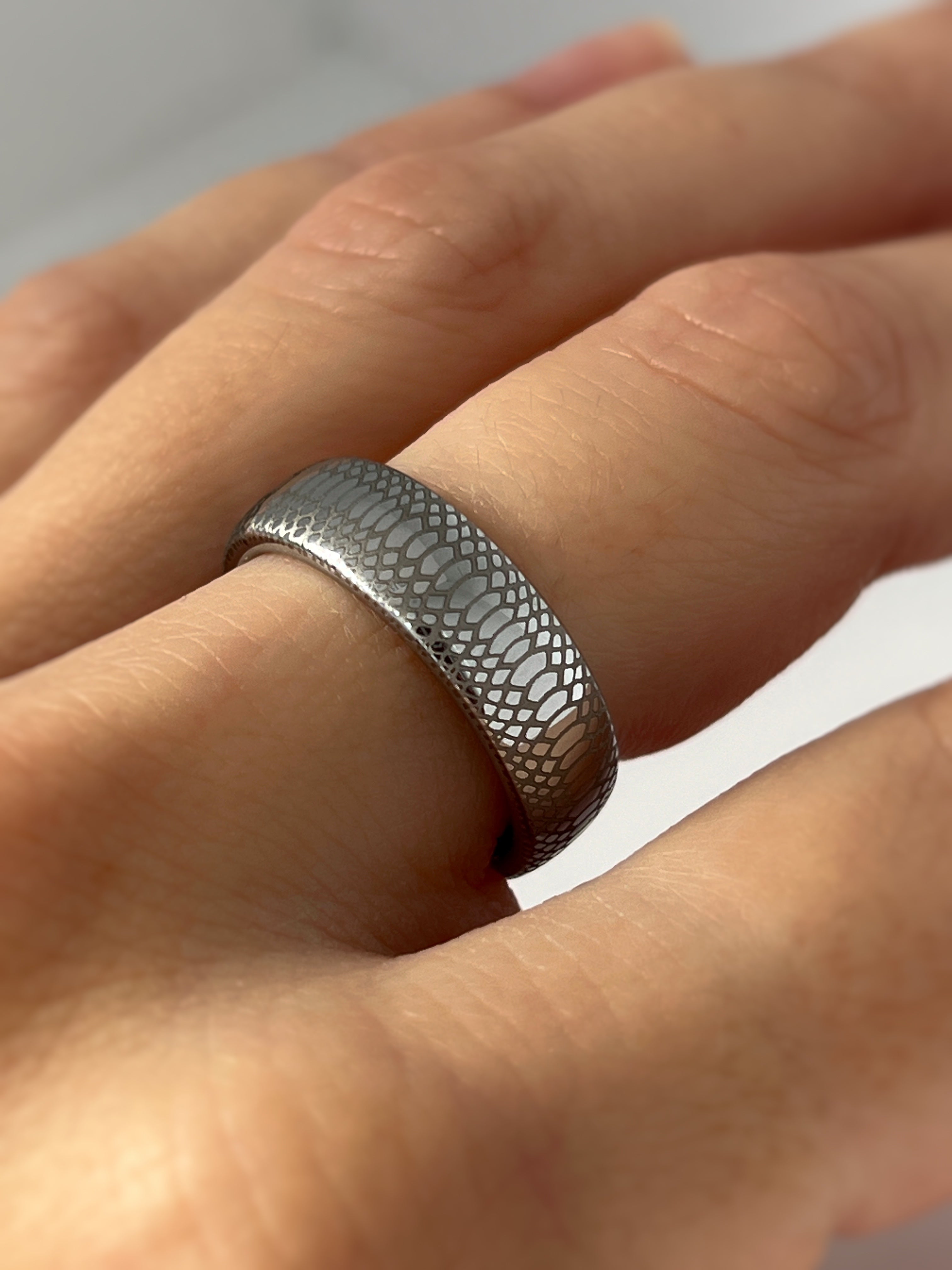 Elegant tungsten carbide ring Serpente Eterno worn on hand, showcasing detailed snake scale engraving and a modern, masculine look. Comfortable fit for daily wear or special occasions.