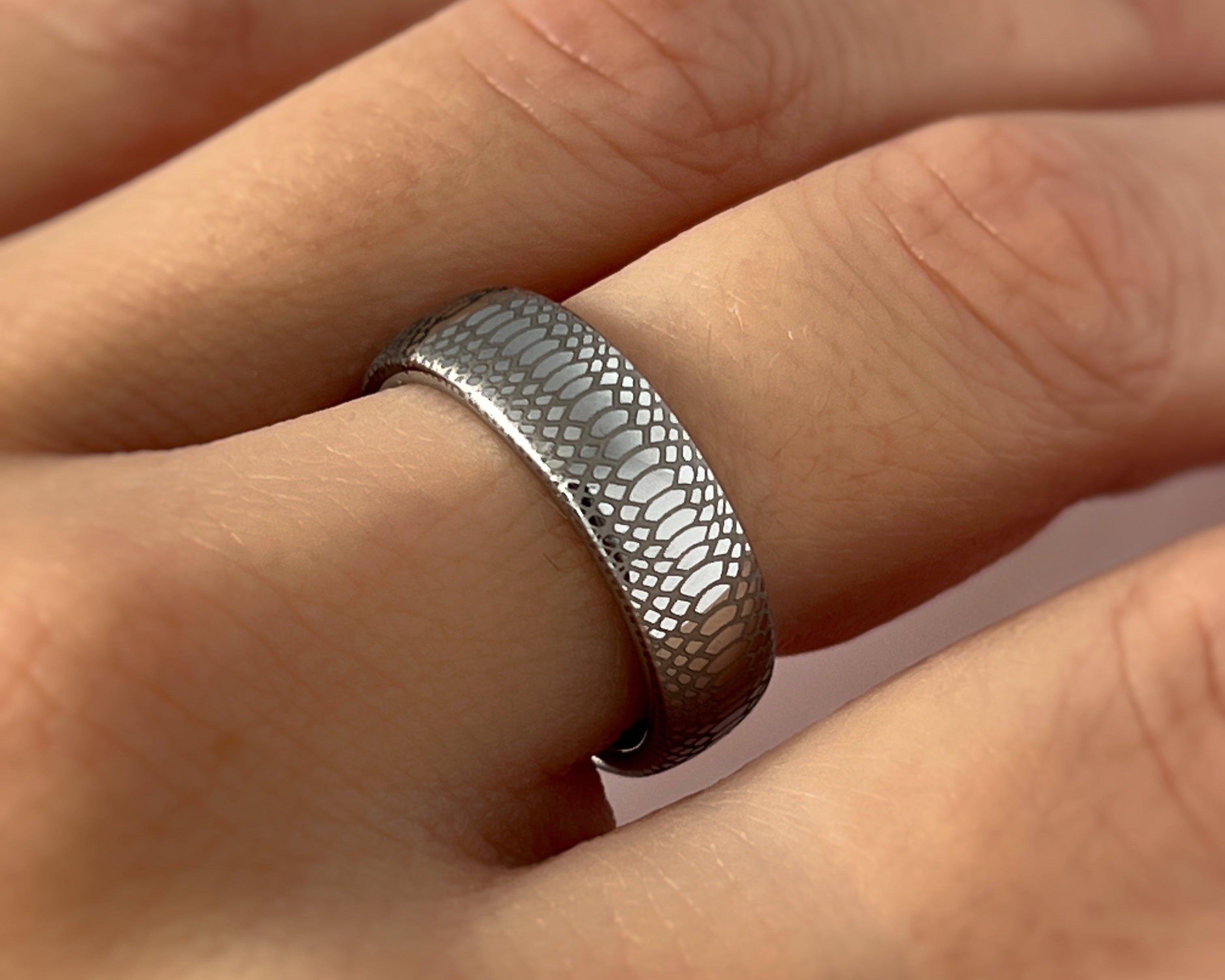 Elegant tungsten carbide ring Serpente Eterno worn on hand, showcasing detailed snake scale engraving and a modern, masculine look. Comfortable fit for daily wear or special occasions.