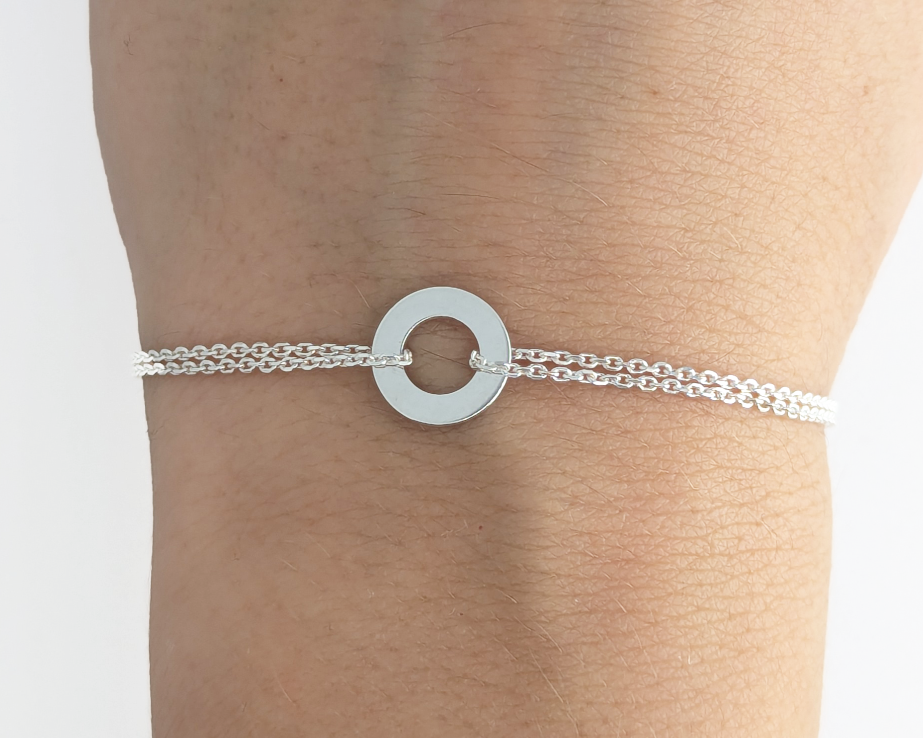 Silver bracelet with circle pedant 