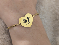 Náramek Bracelet Heart of Memories s přizpůsobitelným přívěskem, nošený na ruce.