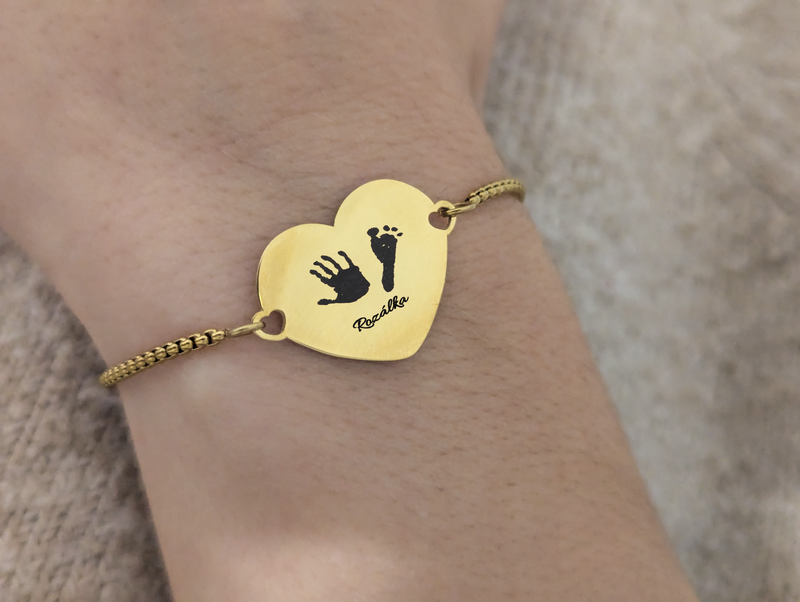 Bracelet Heart of Memories with a customizable pendant, worn on a hand.