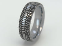 Video preview of the Serpente Eterno Black tungsten ring showing the surface detail as the item moves.